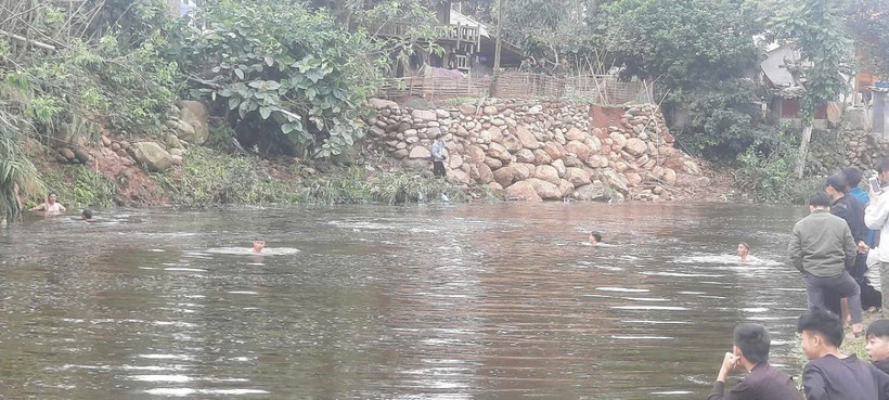 Các lực lượng chức năng đang tìm kiếm nạn nhân. (Ảnh: TTXVN phát)