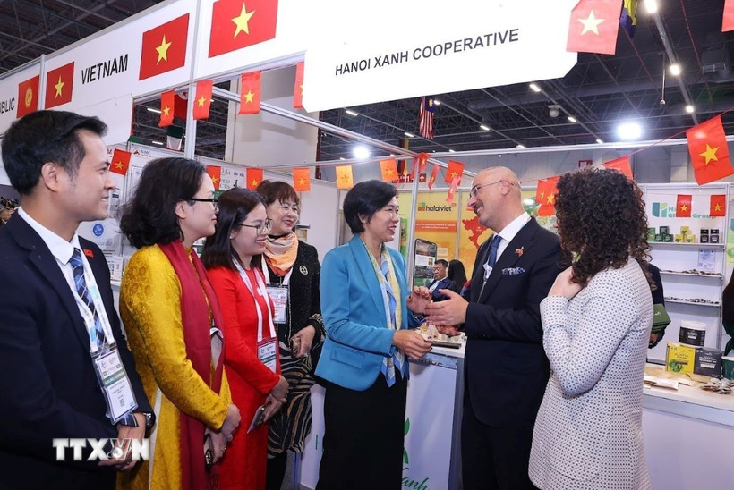 Chủ tịch Hội đồng Hội nghị Thượng đỉnh Halal Toàn cầu thăm gian hàng Việt Nam. (Ảnh: TTXVN phát)