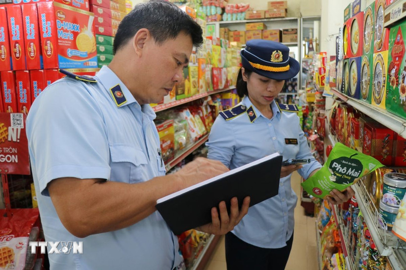 Lực lượng quản lý thị trường kiểm tra hàng hóa tại một siêu thị trên địa bàn thành phố Lào Cai. Ảnh Hồng Ninh-TTXVN