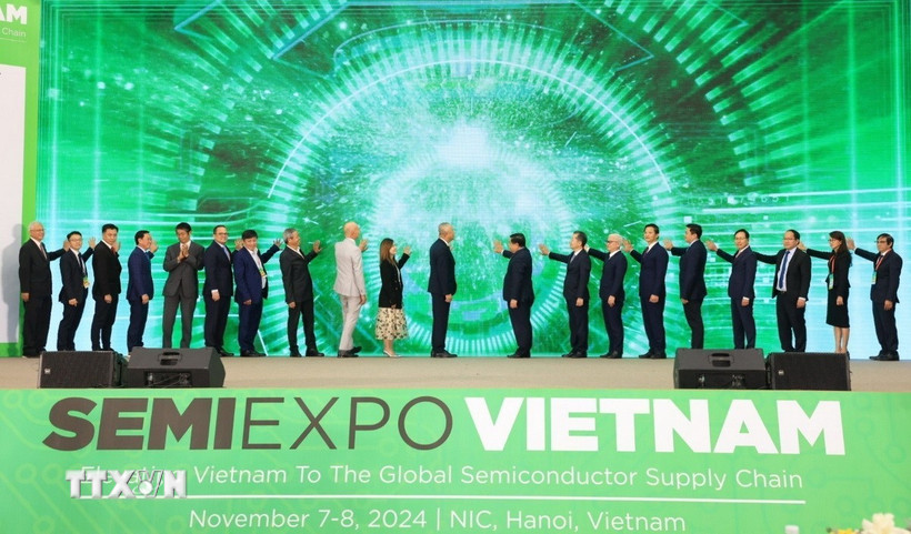 Lễ công bố hợp tác giữa Trung tâm Đổi mới sáng tạo Quốc gia (NIC) với Hiệp hội bán dẫn toàn cầu (SEMI) và các đối tác nhằm phát triển ngành công nghiệp bán dẫn tại Việt Nam. (Ảnh: Tuấn Anh/TTXVN)