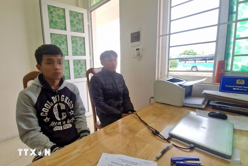 Nguyễn Minh Hiếu (bên trái) và Trần Duy Phúc đến Phòng Cảnh sát Hình sự Công an tỉnh Lâm Đồng (khu vực thành phố Bảo Lộc và huyện Đạ Huoai) đầu thú vào sáng ngày 12/5. (Ảnh: TTXVN phát)