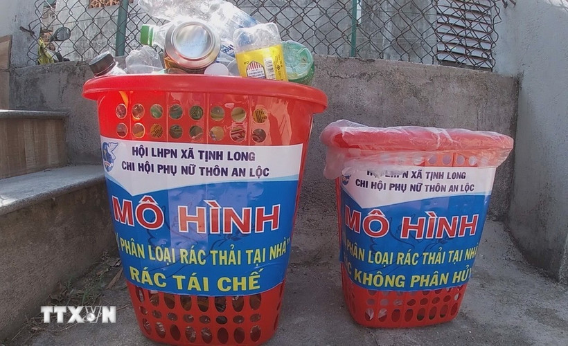 Hội LHPN xã Tịnh Long, thành phố Quảng Ngãi đã phát các giỏ nhựa miễn phí cho hội viên để phân loại rác thải. (Ảnh: Đinh Hương/TTXVN)