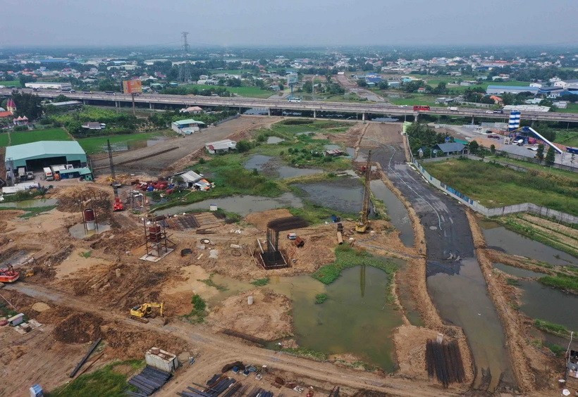 Dự án xây dựng đường vành đai 3 đoạn qua tỉnh Long An, thuộc dự án đường vành đai 3 Hồ Chí Minh, chiều dài toàn tuyến là 6,37km với tổng mức đầu tư là 3.040 tỷ đồng. (Ảnh: Vũ Sinh/TTXVN) 