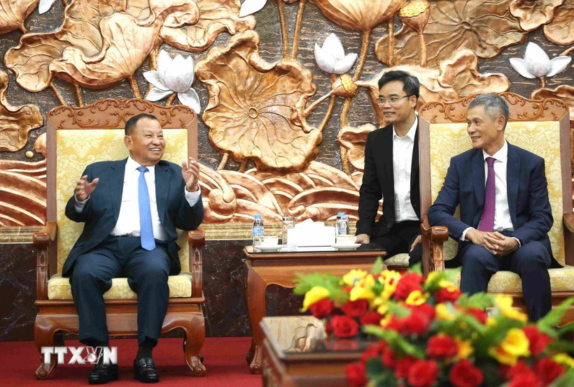 Đại sứ Nguyễn Minh Vũ (phải) tiếp Samdech Say Chhum, Phó Chủ tịch CPP, Trưởng ban Thường trực Ban Thường vụ CPP dẫn đầu đoàn đại biểu Ban Thường vụ Trung ương CPP tham dự cuộc gặp. (Ảnh: Quang Anh/TTXVN)