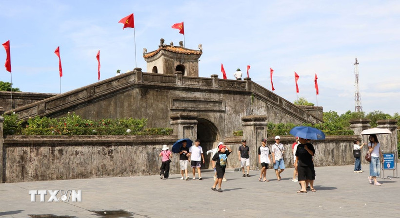 Người dân đến viếng tại Thành cổ Quảng Trị. (Ảnh: Tường Vi/TTXVN)