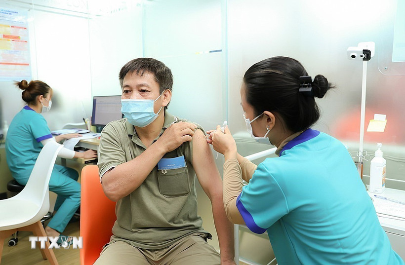 Người dân tiêm vaccine phòng cúm. (Ảnh: TTXVN phát)