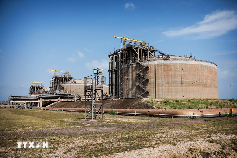 Các bể chứa khí đốt tự nhiên hóa lỏng (LNG) tại Fos-sur-Mer. (Ảnh: AFP/TTXVN)
