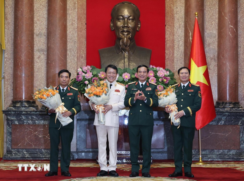 Đại tướng Phan Văn Giang, Uỷ viên Bộ Chính trị, Phó Bí thư Quân uỷ Trung ương, Bộ trưởng Bộ Quốc phòng chúc mừng các đồng chí được thăng quân hàm vào tháng 10/2024. (Ảnh: Lâm Khánh/TTXVN)