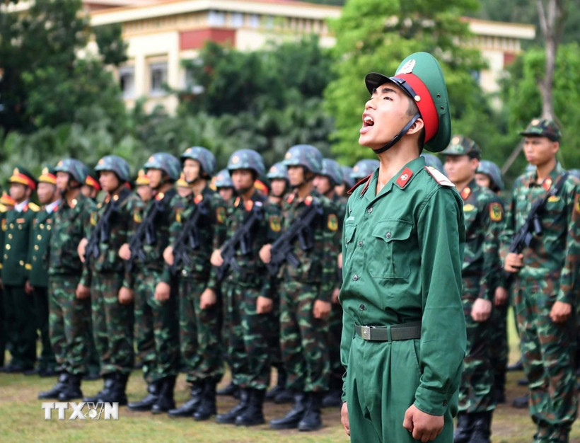 Chiến sỹ mới của Lữ đoàn đặc công 113 đọc 10 lời thề danh dự của quân nhân trong lễ tuyên thệ. (Ảnh: Trọng Đức/TTXVN)