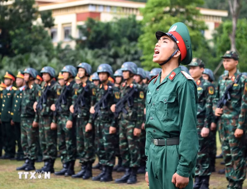 Chiến sỹ mới của Lữ đoàn đặc công 113 đọc 10 lời thề danh dự của quân nhân trong lễ tuyên thệ. (Ảnh: Trọng Đức/TTXVN)
