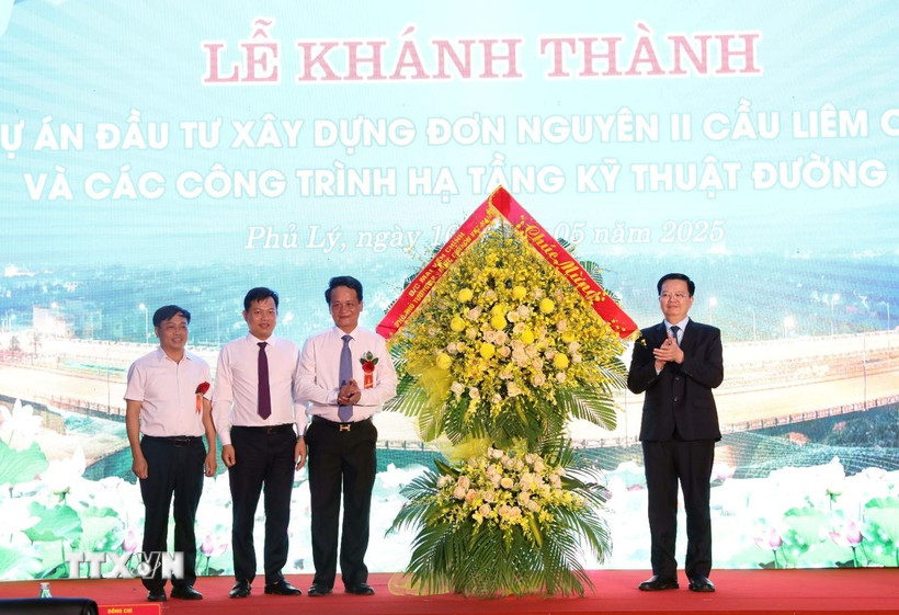 Phó Thủ tướng Chính phủ Mai Văn Chính tặng hoa cho chủ đầu tư và đơn vị thi công. (Ảnh: Đại Nghĩa/TTXVN)