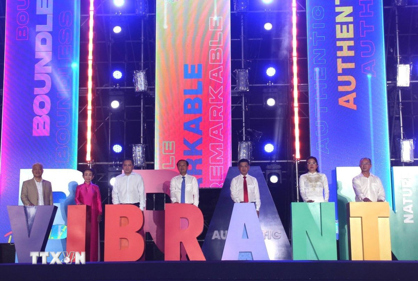 Đại biểu thực hiện nghi thức phát động Tuần lễ Du lịch Thành phố Hồ Chí Minh. (Ảnh: Mỹ Phương/TTXVN)