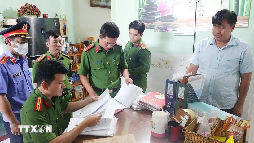 Lực lượng chức năng khám xét nơi ở của bị can Trần Phú Hào. (Ảnh: Công Mạo/TTXVN)