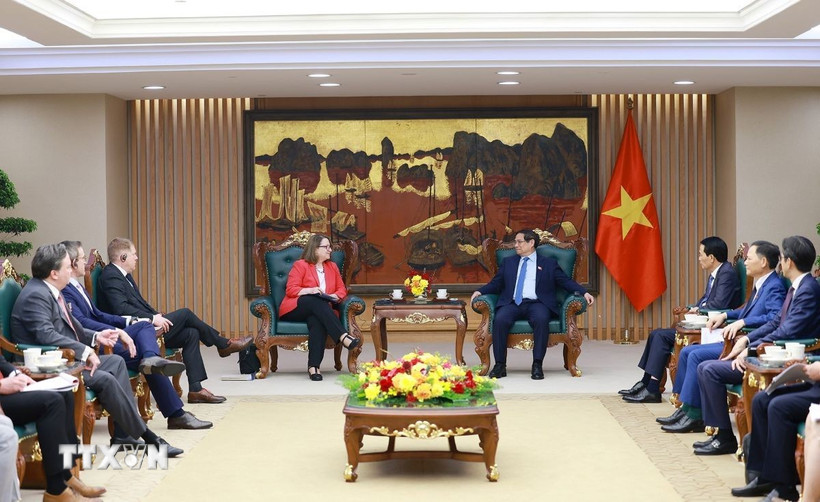 Thủ tướng Phạm Minh Chính tiếp bà Reva Price, Chủ tịch Ủy ban Đánh giá Kinh tế và An ninh Hoa Kỳ-Trung Quốc. (Ảnh: Dương Giang/TTXVN)