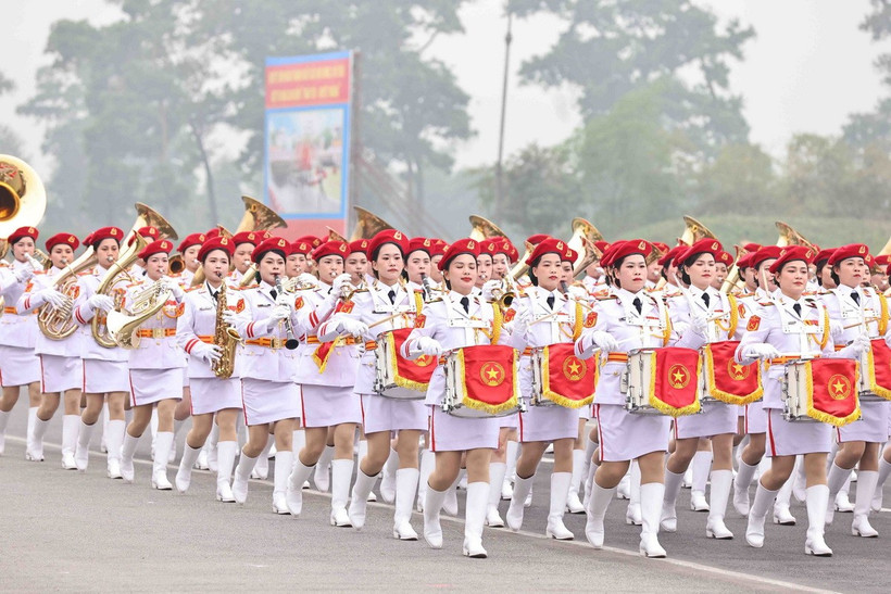 Khối nữ quân nhạc tham gia hợp luyện. (Ảnh: Minh Đức/TTXVN)