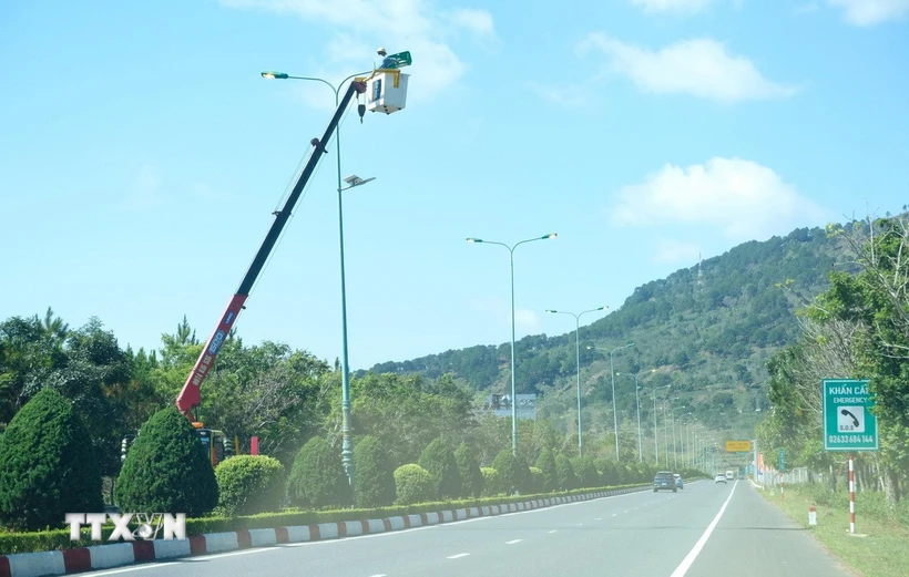 Công nhân kiểm tra, bổ sung đèn chiếu sáng cho cao tốc Liên Khương-Prenn nhằm đảm bảo an ninh, an toàn vào ban đêm. (Ảnh: Nguyễn Dũng/TTXVN)