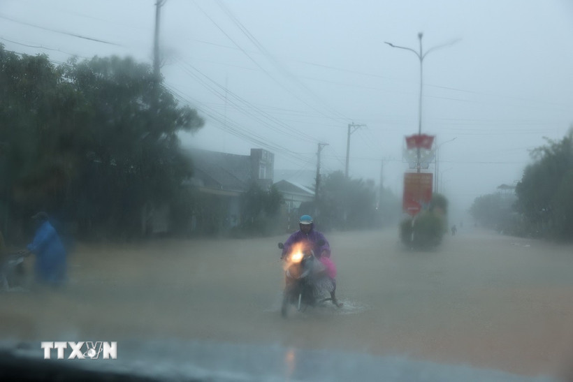 Mưa lớn khiến "đường biến thành sông" tại xã Hiệp Đức, thành phố Đà Nẵng. Ảnh: Anh Dũng – TTXVN