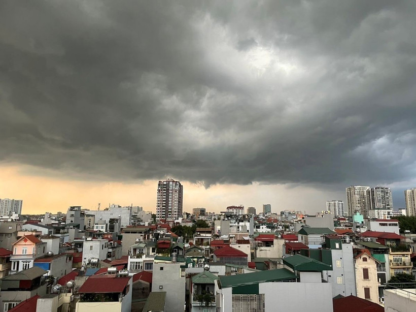 Mây đen kịt dần phủ kín bầu trời trước cơn dông. (Ảnh: An Đăng/TTXVN)
