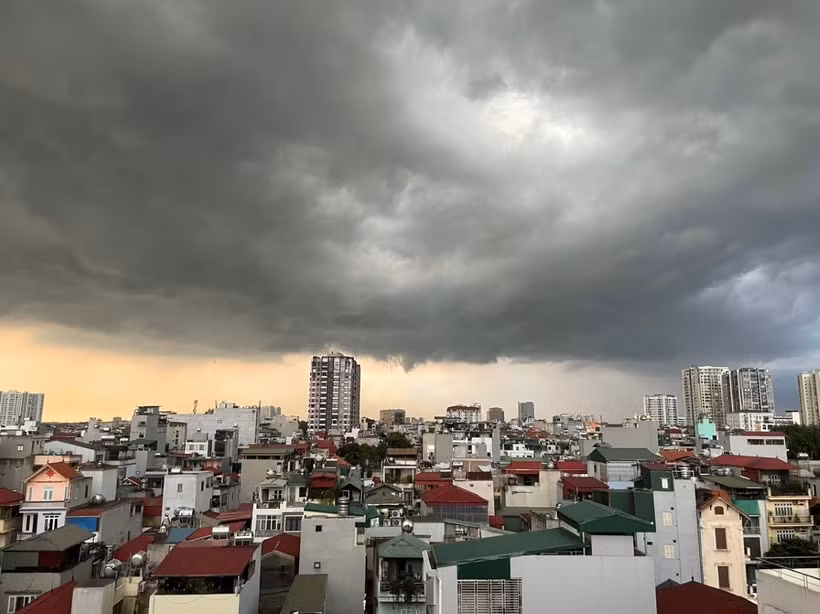 Mây đen kịt dần phủ kín bầu trời trước cơn dông. (Ảnh: An Đăng/TTXVN)