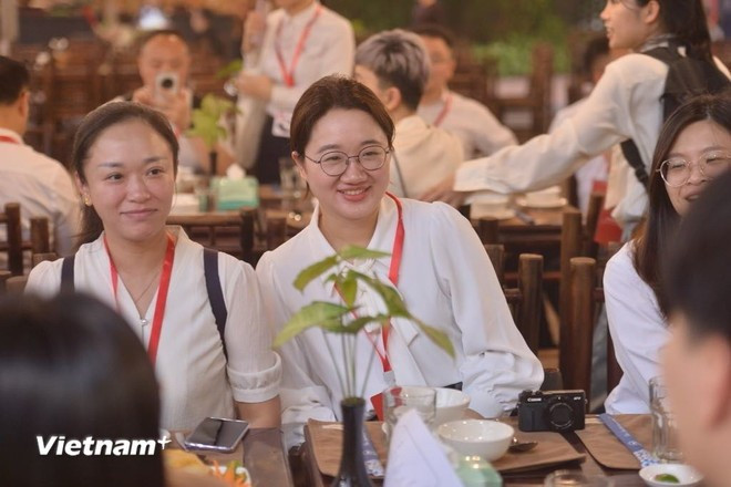 Sinh viên Trung Quốc tham gia giao lưu, trải nghiệm ẩm thực tại "Tinh hoa Bắc Bộ" ở Hà Nội. (Ảnh: Hoài Nam/Vietnam+)