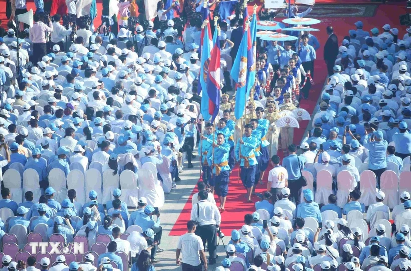 Lễ mít tinh kỷ niệm 74 năm thành lập CPP diễn ra trong khuôn viên trụ sở trung ương CPP ở trung tâm thủ đô Phnom Penh, thu hút hơn 10.000 người tham gia. (Ảnh: Huỳnh Thảo/TTXVN) Lễ mít tinh kỷ niệm 74 năm thành lập CPP diễn ra trong khuôn viên trụ sở trung ương CPP ở trung tâm thủ đô Phnom Penh, thu hút hơn 10.000 người tham gia. (Ảnh: Huỳnh Thảo/TTXVN)