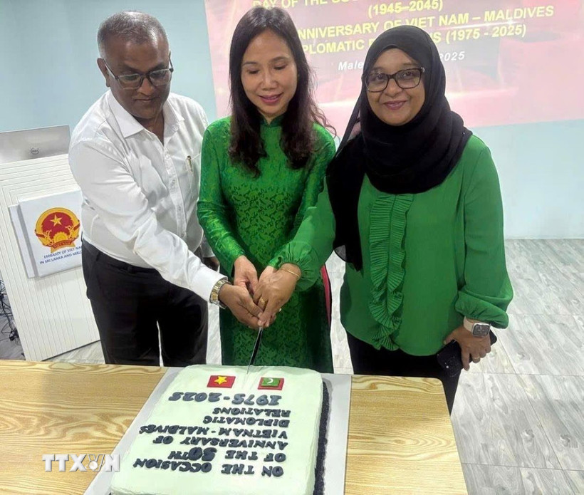 Đại sứ Trịnh Thị Tâm và Thứ trưởng Ngoại giao Maldives Aminath Shabeena cắt bánh tại buổi Lễ kỷ niệm. (Ảnh: TTXVN phát) 