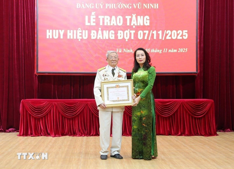 Phó Bí thư Thường trực Tỉnh ủy Bắc Ninh Nguyễn Thị Hương trao tặng Huy hiệu 75 năm tuổi đảng cho đồng chí Nguyễn Nhâm, phường Vũ Ninh. (Ảnh: Thanh Thương/TTXVN) 