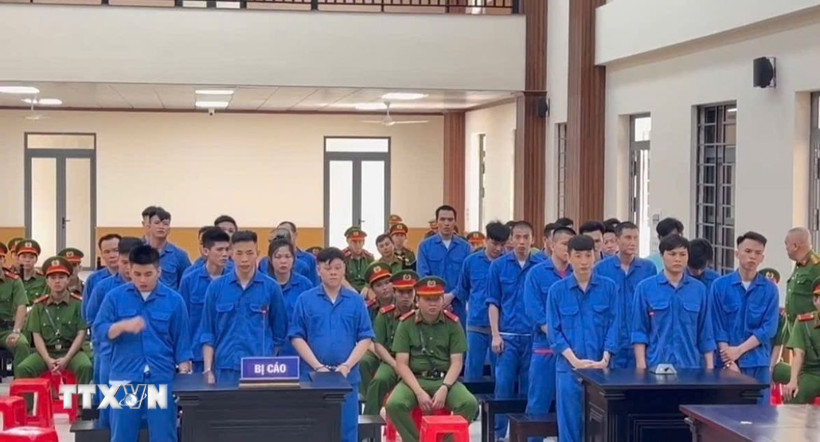Các bị cáo trong đường dây mua bán chất ma túy và tàng trữ, sử dụng trái phép vũ khí quân dụng. (Ảnh: Thanh Sang/TTXVN)