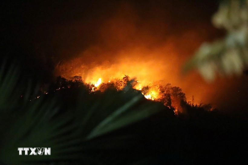 Đám cháy vẫn lan rộng tại khu vực núi Nghiêm (Tuyên Quang). (Ảnh: Hoàng Hải/TTXVN)