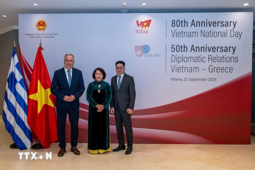 Đại sứ Phạm Thị Thu Hương và Thứ trưởng Bộ Phát triển Hy Lạp Stavros Kalafatis. (Ảnh: TTXVN phát) 