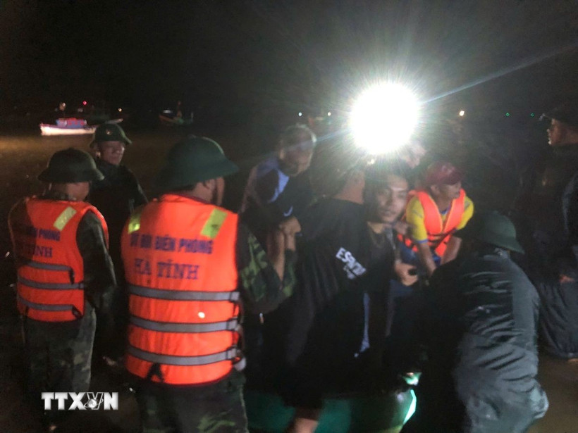 Lực lượng chức năng tổ chức ứng cứu người gặp nạn. (Ảnh: TTXVN phát)