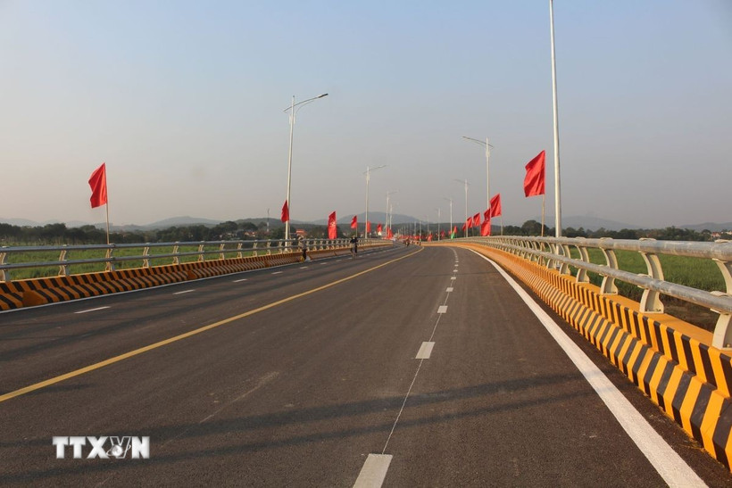 Cầu cứng Cẩm Vân bắc qua sông Mã, đã đủ điều kiện thông xe kỹ thuật, tạo thuận lợi cho đi lại, giao thương của nhân dân. (Ảnh: Nguyễn Nam/TTXVN)