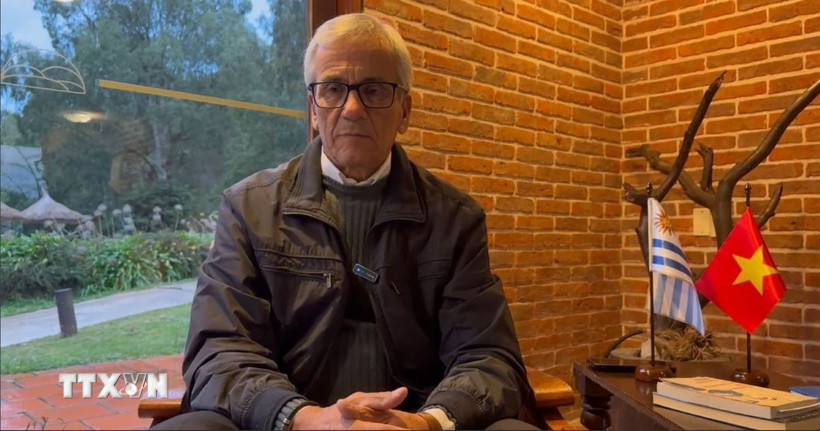 Ông Juan Castillo, Tổng Bí thư Đảng Cộng sản Uruguay, Bộ trưởng Lao động và An sinh xã hội Uruguay, trả lời phỏng vấn phóng viên TTXVN tại Nam Mỹ. (Ảnh: Diệu Hương/TTXVN)