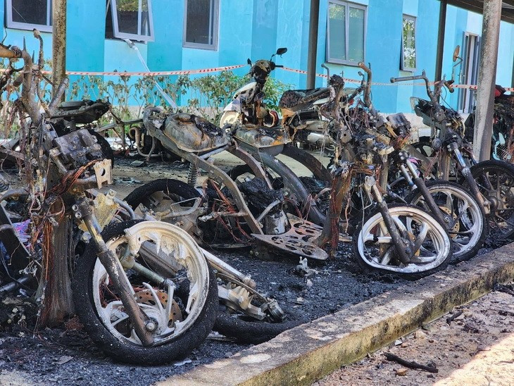Nhiều xe máy và tài sản bị hư hỏng sau vụ hỏa hoạn.