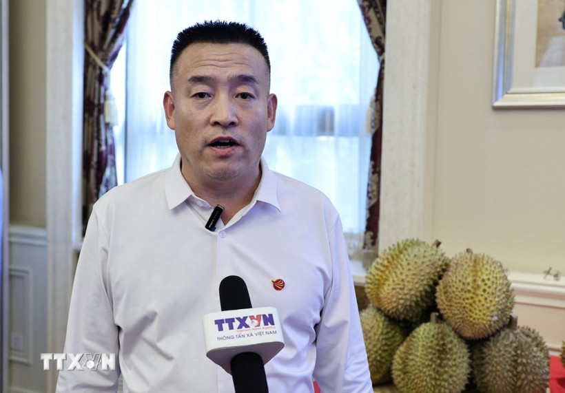 Ông Lý Hạ Bằng, Giám đốc Bộ phận lựa chọn sản phẩm chuỗi cung ứng của Công ty Trách nhiệm hữu hạn Dịch vụ ăn uống Kinghey Hà Bắc, Trung Quốc. Ảnh: Quang Hưng/TTXVN)