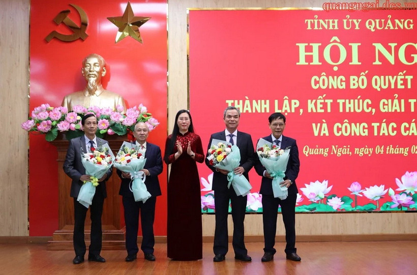 Bí thư Tỉnh ủy Bùi Thị Quỳnh Vân tặng hoa cho các cán bộ có quyết định nghỉ hưu từ ngày 1-3-2025. Ông Dũng (thứ 2 từ phải qua).