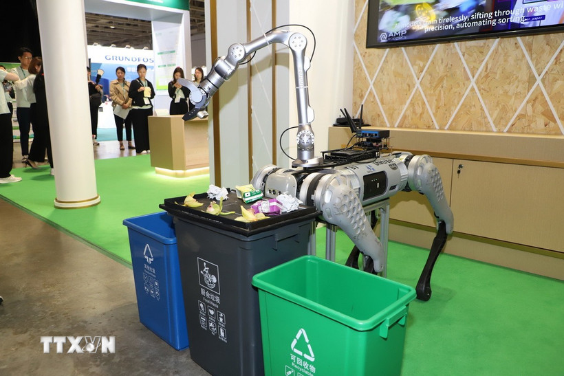 Robot tự gom và phân loại rác mang tên Em bé xanh. (Ảnh: Xuân Vịnh/TTXVN)