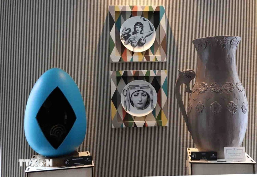 Một chiếc bình gốm Art Déco của nghệ nhân Sasaki làm hoàn toàn từ chocolate. (Ảnh: Hương Giang/TTXVN)