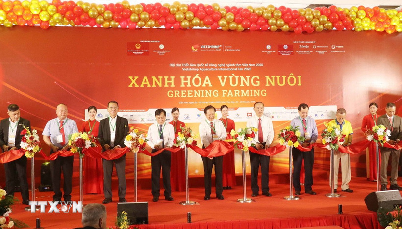 Các đại biểu cắt băng khai mạc hội chợ. (Ảnh: Ngọc Thiện/TTXVN)