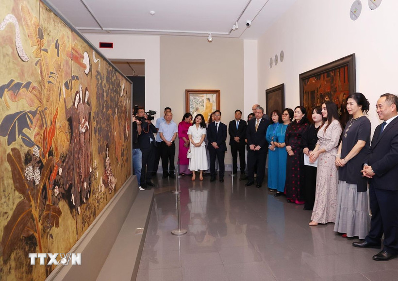 Phu nhân Ngô Phương Ly và bà Leyla Aliyeva, Phó Chủ tịch Quỹ Heydar Aliyev tham quan Bảo tàng Mỹ thuật Việt Nam. (Ảnh: Văn Điệp/TTXVN)