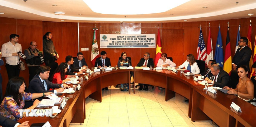 Quang cảnh buổi làm việc của đoàn công tác với Hạ nghị sỹ Pedro Vazquez, Chủ nhiệm Ủy ban Đối ngoại Hạ viện Mexico và đại diện các Ủy ban chức năng tại Hạ viện Mexico. (Ảnh: Phi Hùng/TTXVN)