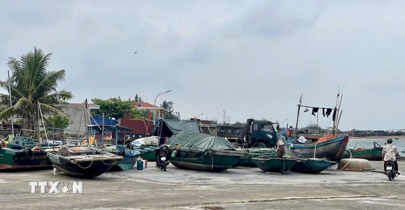 Các tàu đánh cá đã được lực lượng chức năng Đặc khu Bạch Long Vĩ và ngư dân đưa lên bờ tránh bão an toàn. (Ảnh: TTXVN phát)