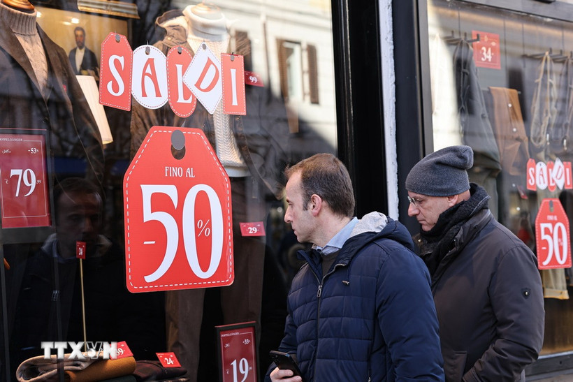Một cửa hàng treo biển giảm giá tại Rome, Italy. (Ảnh: THX/TTXVN)