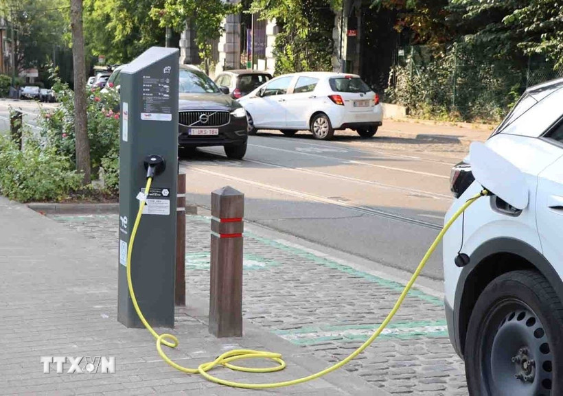 Một trạm sạc xe ôtô điện tại đường Wolvendael, quận Uccle, Brussels (Bỉ). (Ảnh: Hương Giang/TTXVN) 