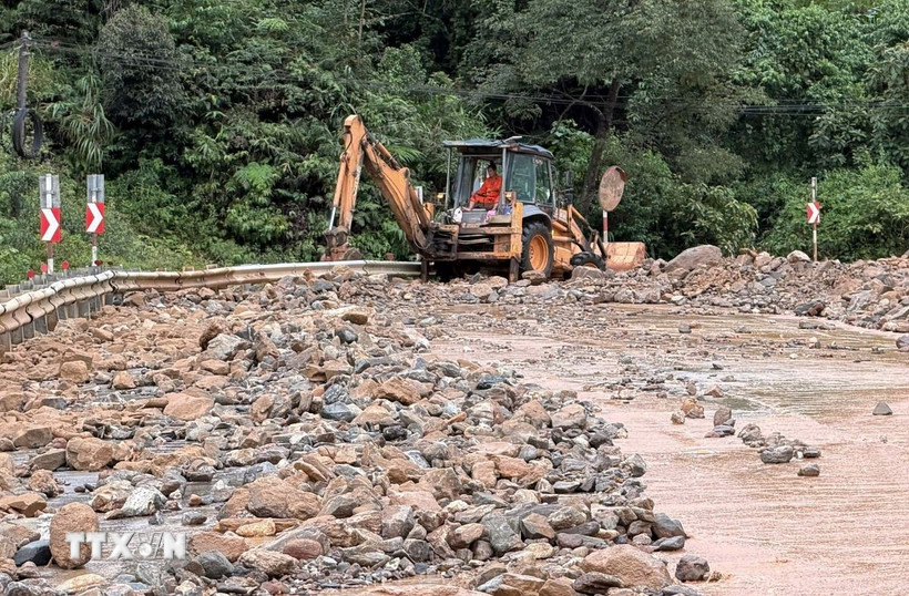 Một trận lũ ống đã cuốn hàng nghìn tấn đá, kèm bùn từ trên núi phủ kín mặt đường đèo Lò Xo (đường Hồ Chí Minh) một đoạn khoảng 200 mét chiều dài, rộng khoảng 12 m và cao từ 1-1,5 m khiến giao thông đoạn trên tắt hoàn toàn. (Ảnh: Cao Nguyên/TTXVN)