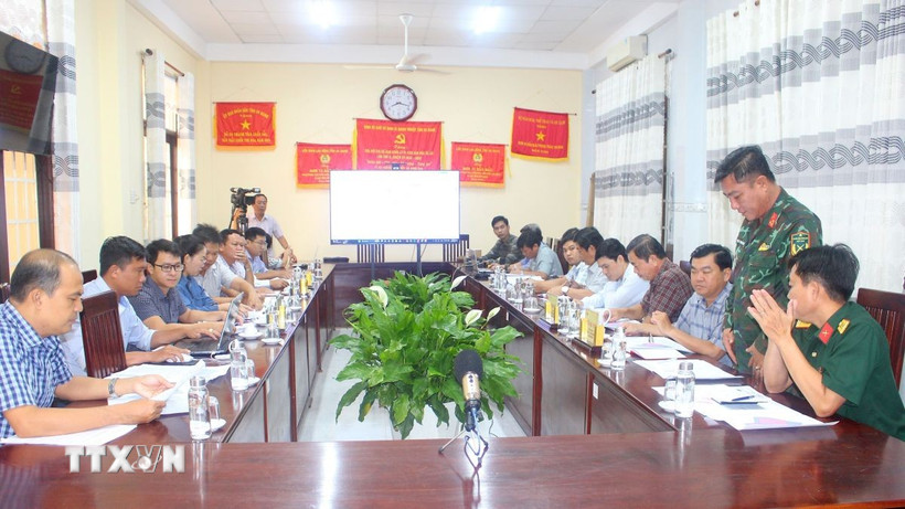 Các đơn vị họp thống nhất các nội dung và tiến hành ký xác nhận trên bản đồ khoanh vùng bảo vệ di tích Óc Eo – Ba Thê. (Ảnh: Công Mạo/TTXVN)