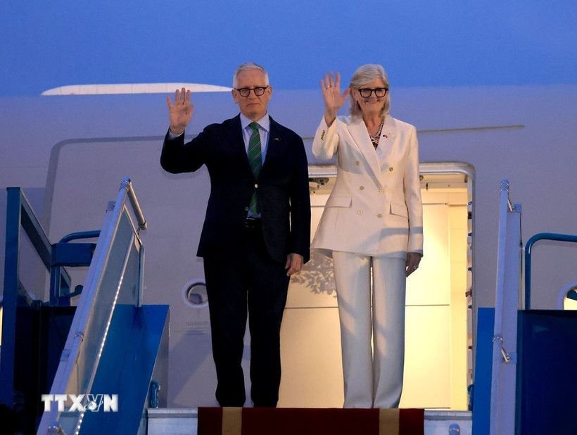 Toàn quyền Australia Sam Mostyn và Phu quân đến sân bay quốc tế Nội Bài tối 9/9. (Ảnh: Tuấn Anh/TTXVN)