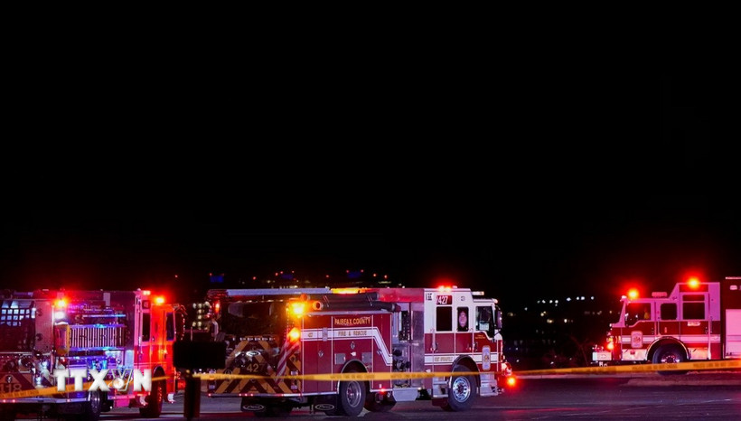 Lực lượng cứu hộ được triển khai tại hiện trường vụ va chạm giữa trực thăng quân đội Mỹ với máy bay chở khách của Hãng American Airlines ở gần sân bay quốc gia Ronald Reagan Washington thuộc Arlington, Virginia, đêm 29/1/2025. (Ảnh: REUTERS/TTXVN)