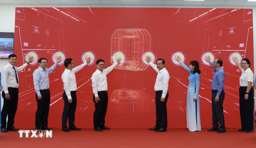 Lãnh đạo Ủy ban Nhân dân Thành phố Hồ Chí Minh và các sở, ngành thực hiện nghi thức ra mắt Trung tâm Phục vụ hành chính công Thành phố Hồ Chí Minh. (Ảnh: Xuân Anh/TTXVN)