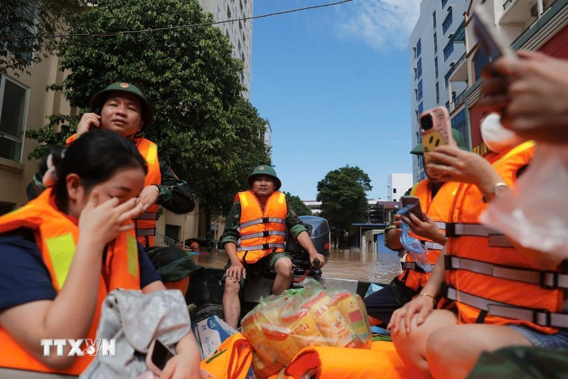 Đoàn cứu hộ Quân khu 1 giúp dân ở Thái Nguyên ra khỏi vùng bị ngập sâu do bão lũ. (Ảnh: Nhật Anh/TTXVN) 